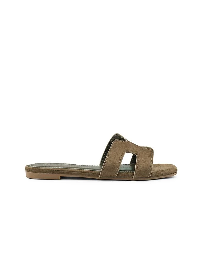 أيقون Comfortable flat sandal with soft upper and flexible sole.